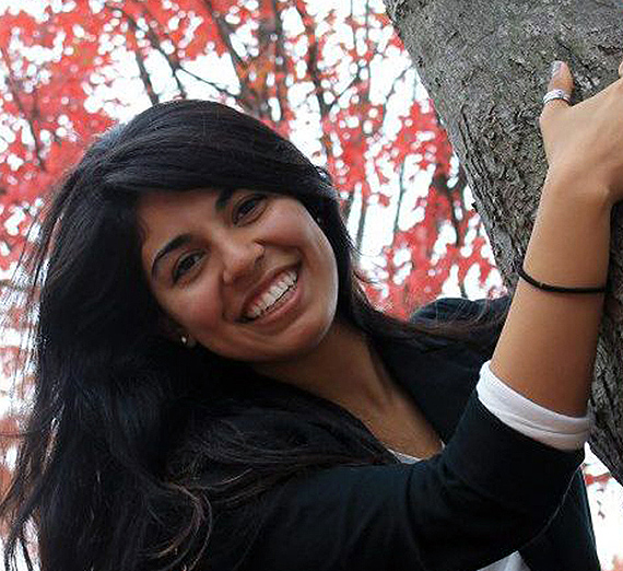 امرأة تقف بذراعين متقاطعتين بجانب نافذة